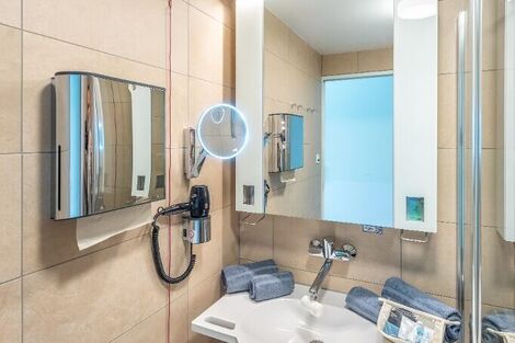 Komfortzimmer Zentrum Kopfklinik - Augenklinik | Bad mit Waschtisch, Fön und Kosmetikspiegel
