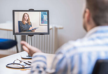 Arzt berät in der Videosprechstunde