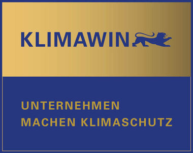 Klimawin Logo gold auf dunkelblauem Grund. Darin der Schriftzug "Unternehmen machen Klimaschutz"